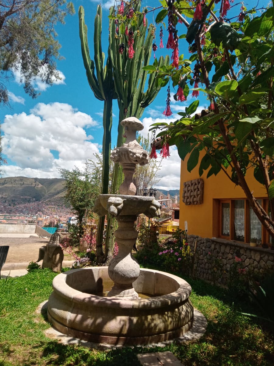 Patio con fuente y jardines de Tikaya
